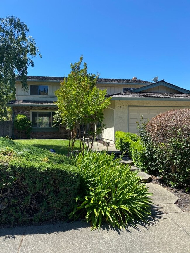 Building Photo - Coming Soon - Beautifully remodeled 5 bed/... Rental