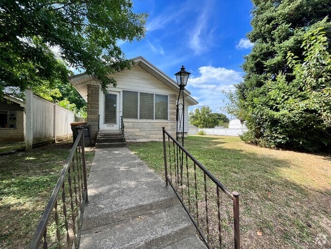 Building Photo - AVAILABLE NOW! Rental