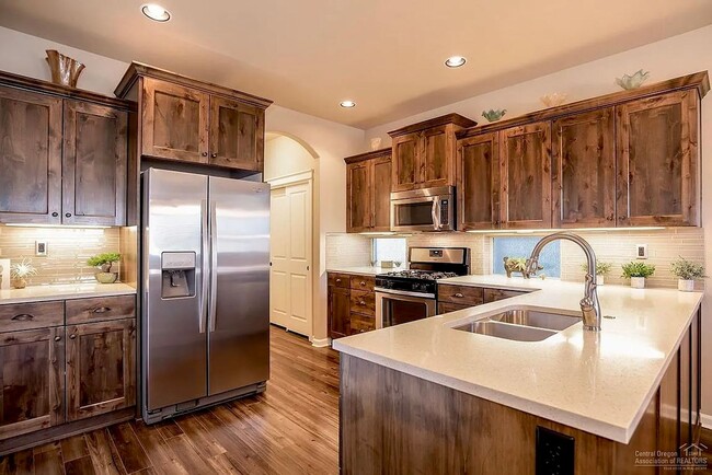 Photo - **Coming Soon - Unfurnished** Modern Livin...