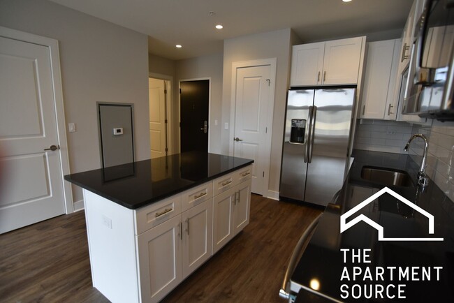 Photo - 3833 N Broadway Unidad 608