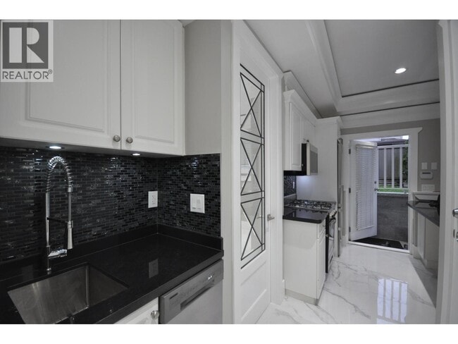 Photo - 7505 Kingsway