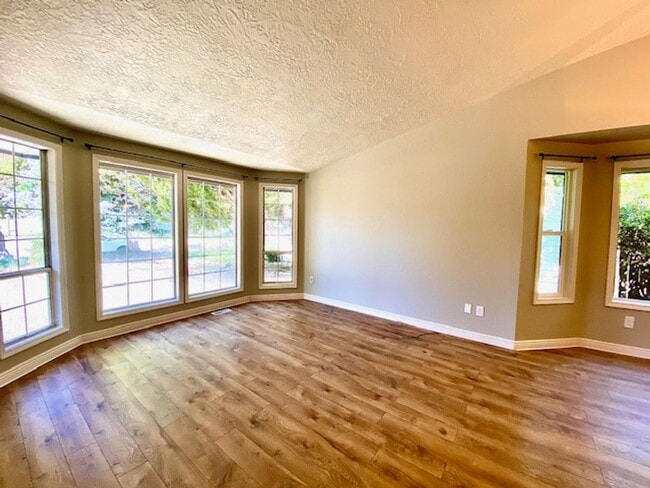 Photo - 4 Bedroom 2 bath Home in NW Boise