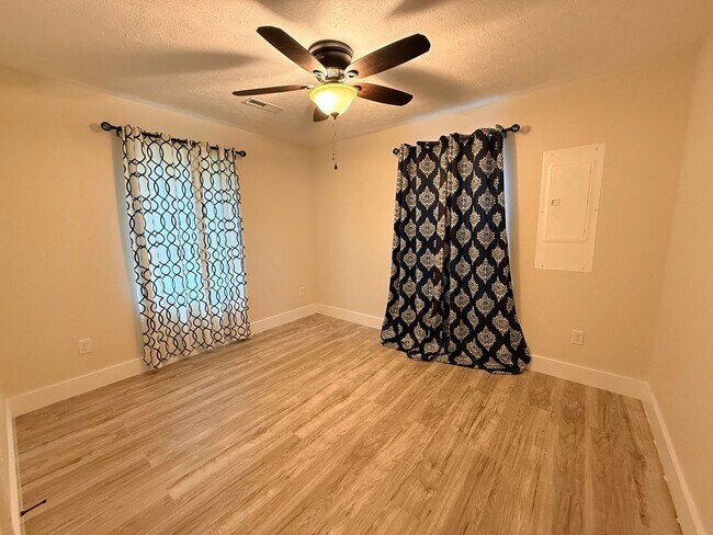 Photo - 400 Gayle Way