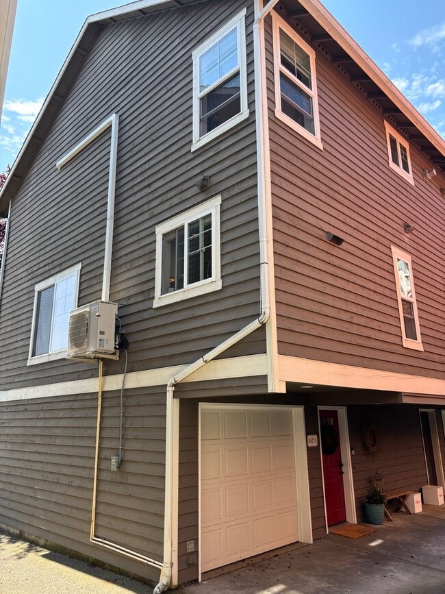 Building Photo - Ballard Townhouse
