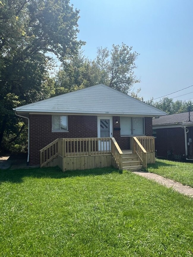 Building Photo - Updated, 2 Bedroom Ranch with Full Basement