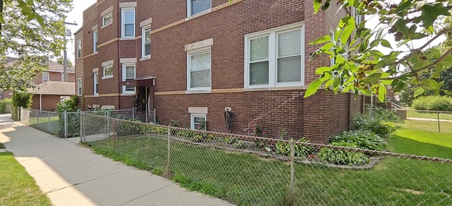 Building Photo - 4222 N Laramie Ave Unit 2