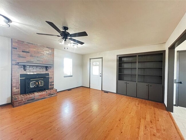 Photo - 819 Crystal Ln