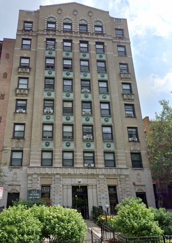 Building Photo - 661 W Sheridan Rd