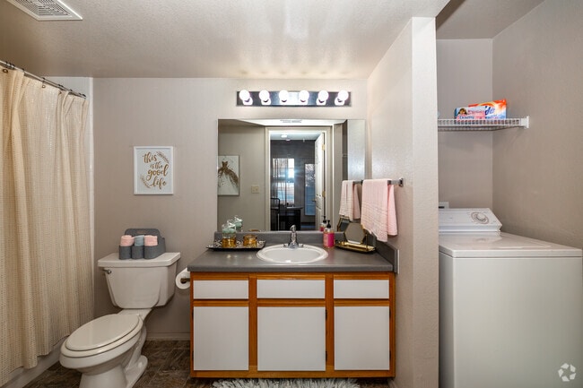 2BR, 2BA - 978SF - Bathroom
