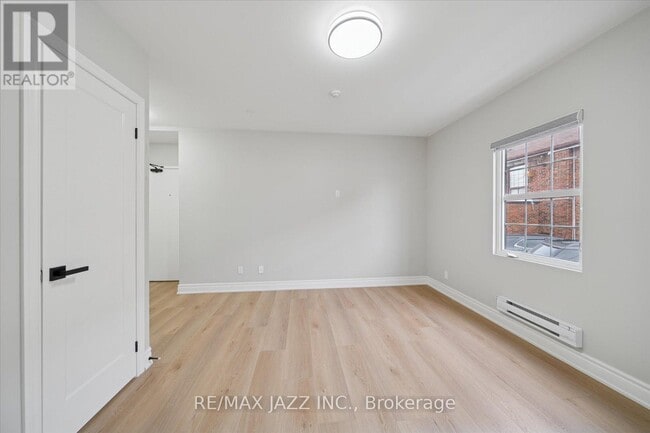 Photo - 251 Simcoe St S Unit 204