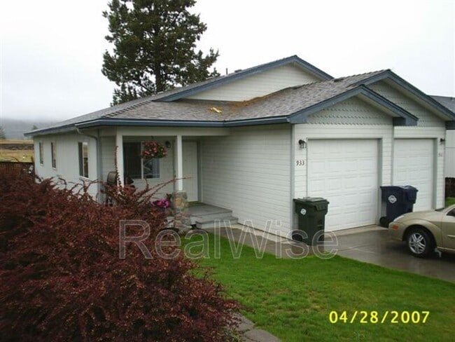 Building Photo - 933 NE Hidden Valley Dr