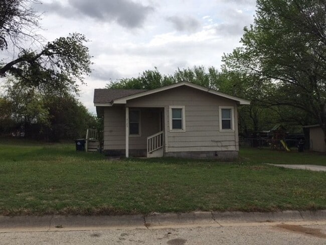 Building Photo - 2 Bedroom/1 Bath home - Walking distance t...