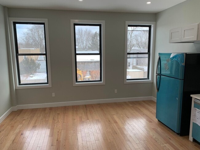 Building Photo - 533 Clinton Ave Unit 2 Rental