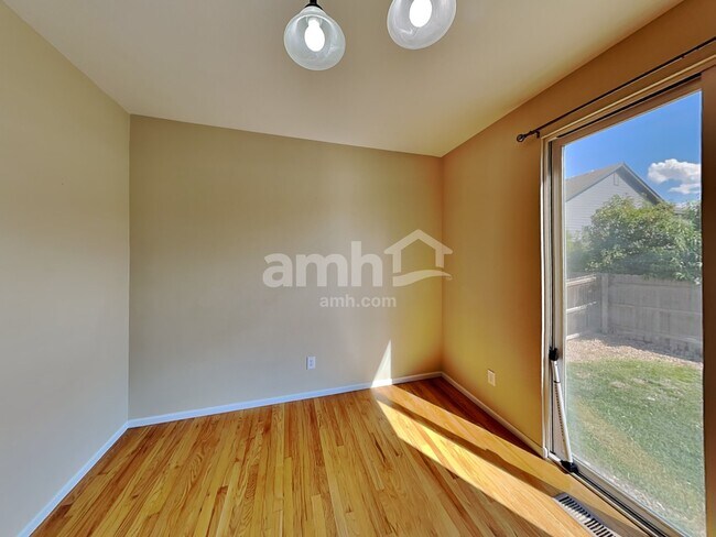 Photo - 4436 MT Oxford St