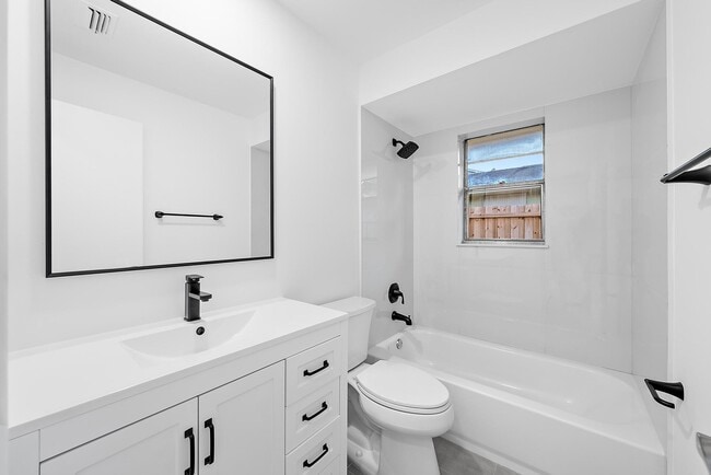 Photo - 1926 Service Rd