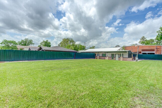Photo - 2127 Maximilian St