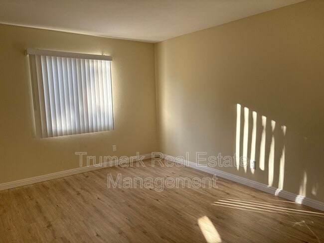 Photo - 2421 Montrose Ave Unidad 201