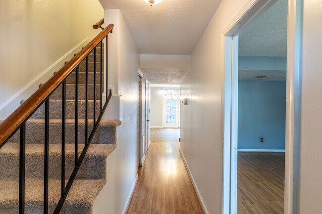 Photo - 110 Woodlake Dr