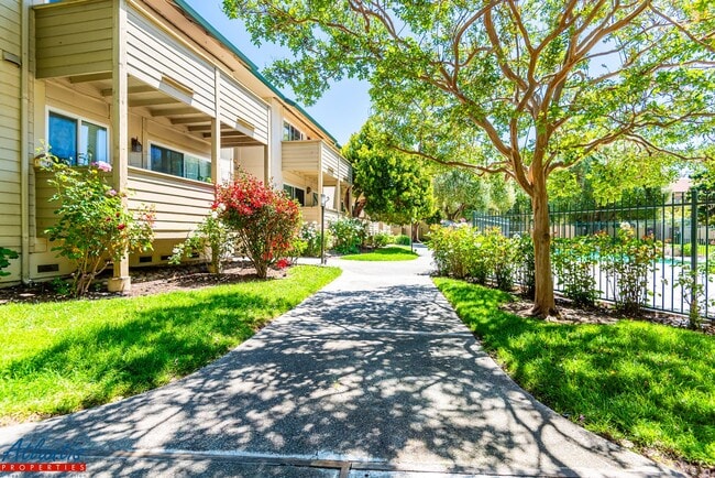 Building Photo - Lovely Condo | Remodeled Kitchen | Central...