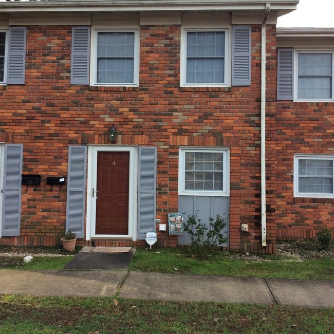 Building Photo - 3000 Golden Rd Unit 8
