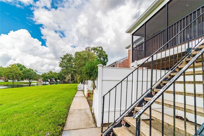 Photo - Waterfront 2/1 Condo on Lake Magdalene Unidad 201