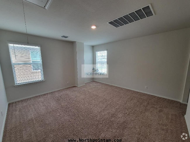 Building Photo - 4 bedroom home in Saint Hedwig Available Now!