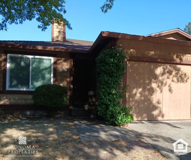 Building Photo - 2-bedroom, 2-bathroom Duplex in Sonoma! Rental