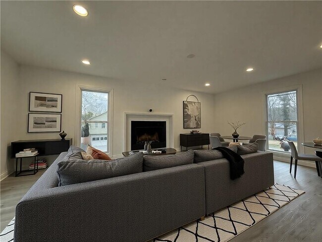 Photo - 3663 Heatherwood Dr NE