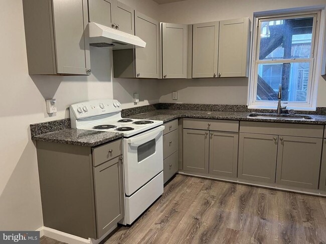 Building Photo - 232 Center St Unit 1