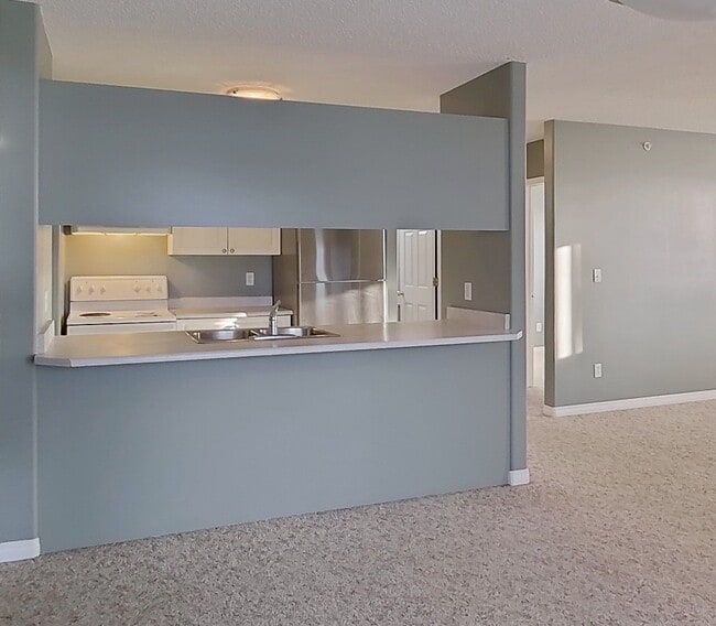 Photo - 9932-9100 100 Ave