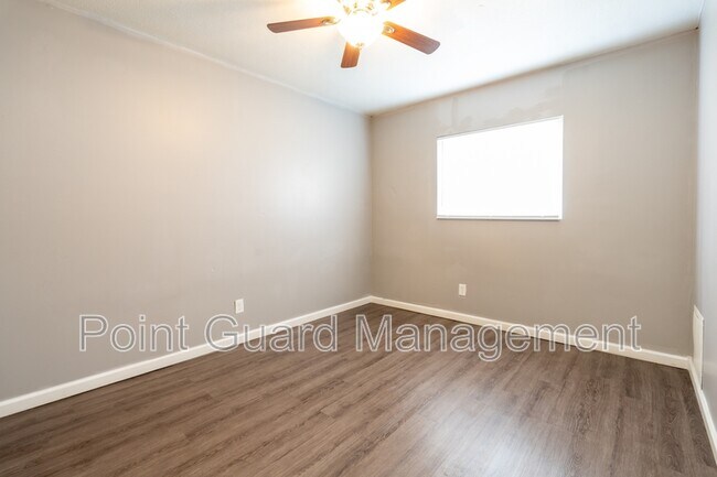 Photo - 2110 E 16th St N