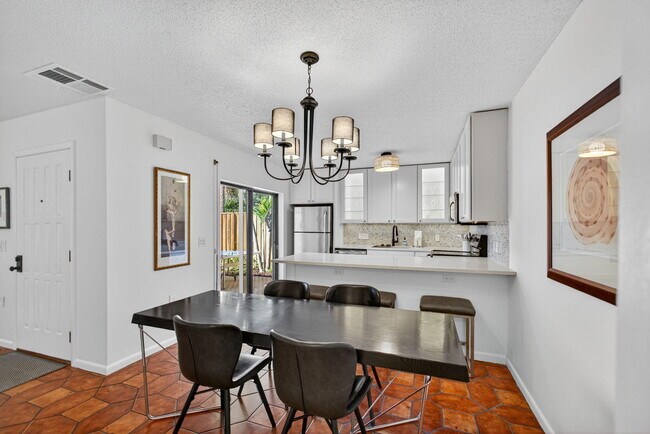Building Photo - 1700 Embassy Dr Unit 103