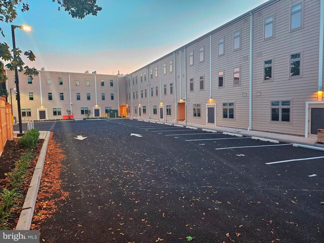 Building Photo - 200 Hamilton Ave Rental
