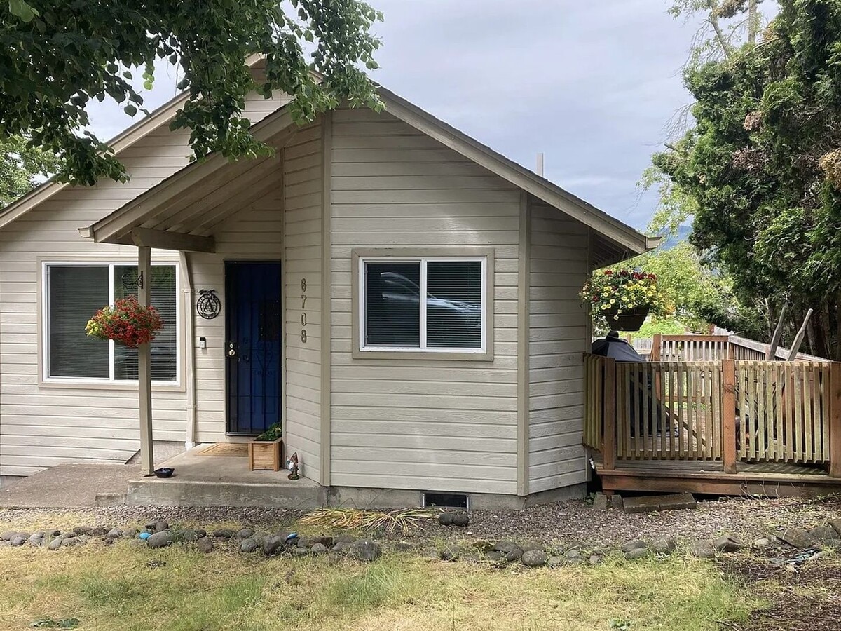2 Bedroom 1 Bath duplex in Thurston neighborhood - 2 Bedroom 1 Bath duplex in Thurston neighborhood