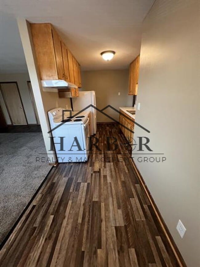 200-204 11th Ave NW, Austin, MN - 200-204 11th Ave NW, Austin, MN Apartment Unit 202 - 402