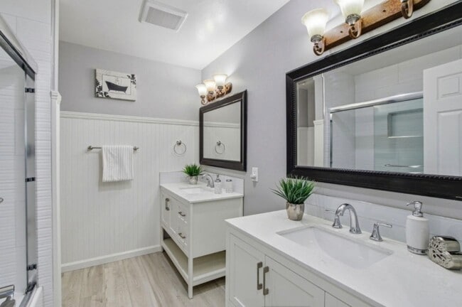 Double sink bathroom - 597 Valley Forge Way Unit 4