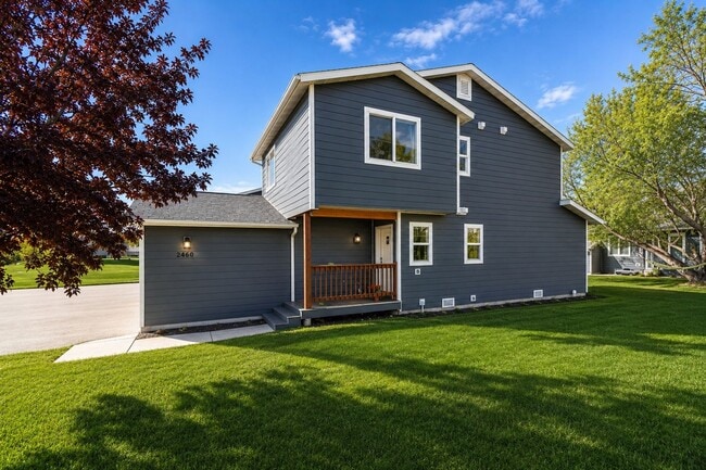 Building Photo - Gorgeous 2 Bedroom 1 Bathroom Townhouse Style Apartment W/Garage! Great Location!! Unit B