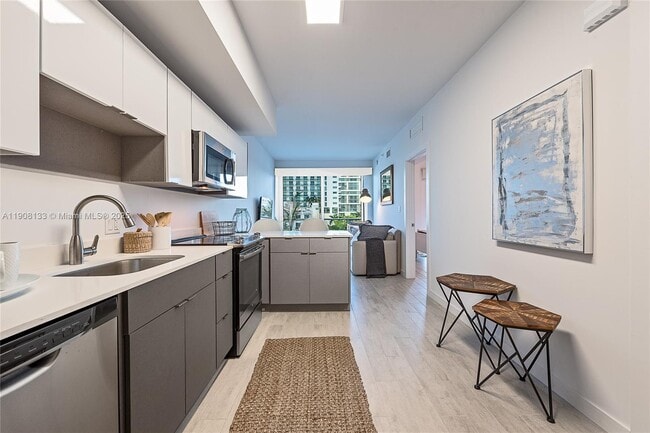 Building Photo - 321 NE 26th St Unit 507