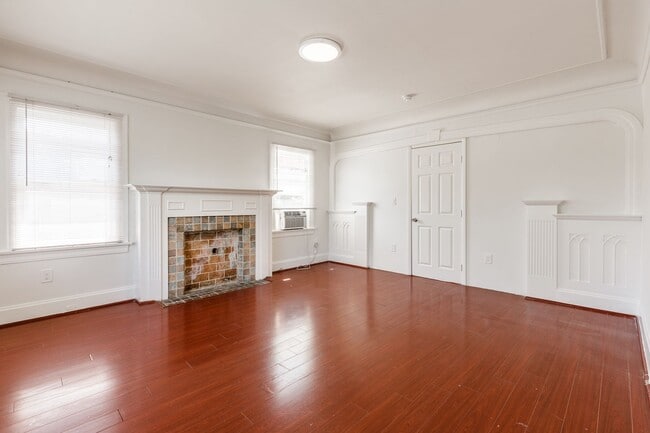 1154 W 27th St