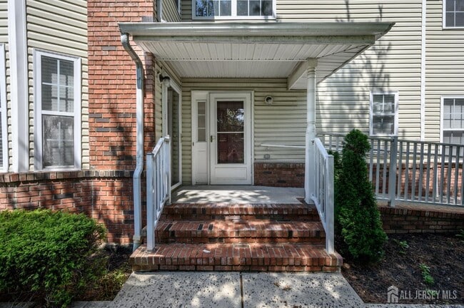 Photo - 303 Pinelli Dr