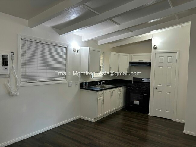Photo - 1180 W Valencia Dr Unit 1184