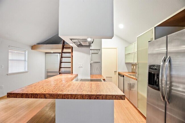 Photo - 1110 W 22nd St Unidad 8