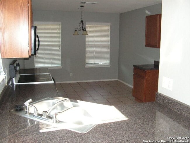 Building Photo - NEW ON MARKET