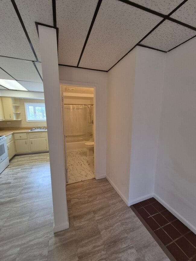 Kitchen and bathroom - 501 Beatty Rd Unidad Beatty Rd Apt 1