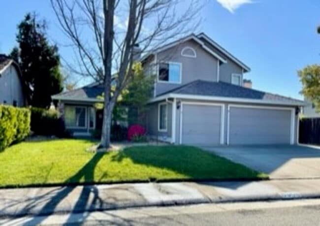 4 Bedroom 3 Bath 3 Car Garage w/Pool - 4 Bedroom 3 Bath 3 Car Garage w/Pool House