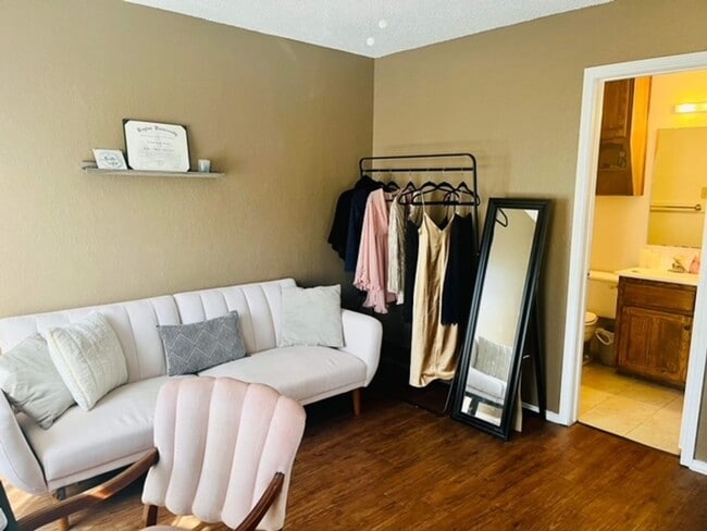 Photo - 2 Bd / 2 Ba Townhome Minutes Away From Cam...
