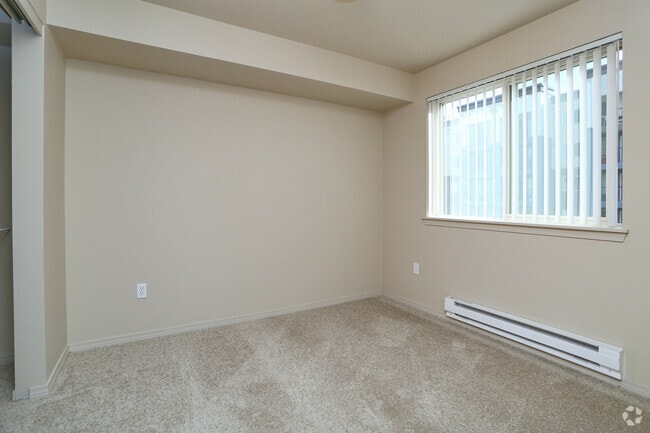 2BR, 1BA - 703 SF