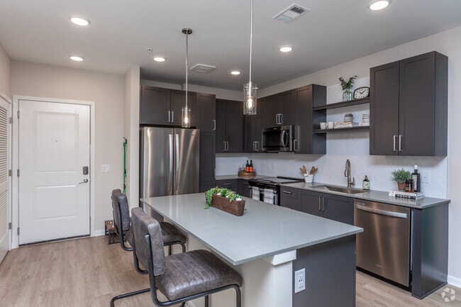 1BR, 1BA - 769 SF - Live 8 West