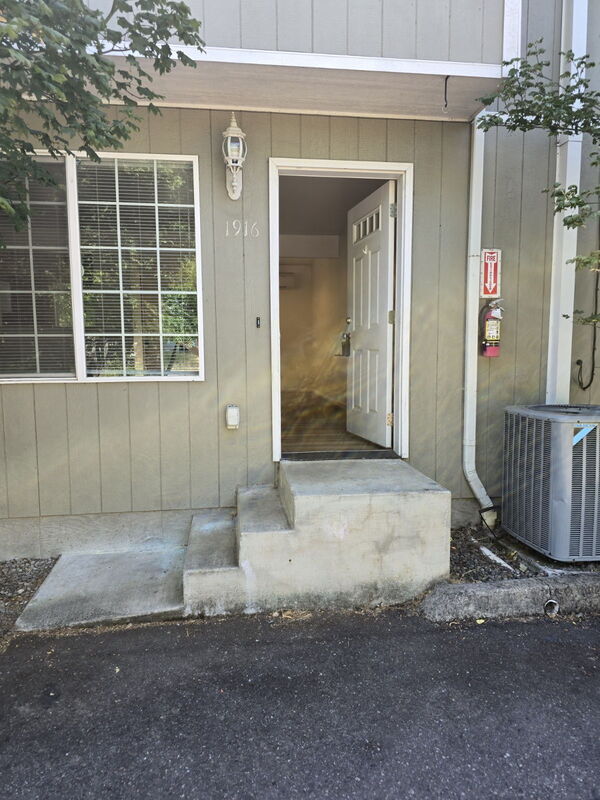 Building Photo - 1916 SE Douglas Ave Rental