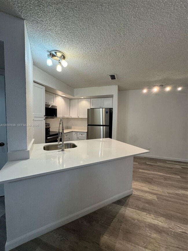 Building Photo - 3390 Pinewalk Dr N Unit 1016